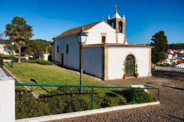 Mafra, Portekiz. 23 Aralık 2023. Portekiz 'in kırsal kesimindeki Santo Isidoro köyündeki kilisenin manzarası.