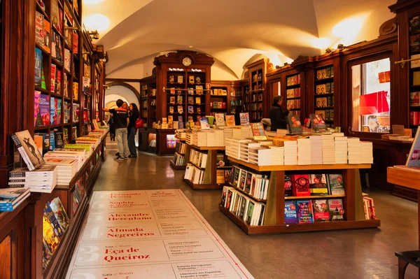 Lisboa, Portekiz. 22 Kasım 2023. Lizbon şehir merkezindeki Chiado 'daki Bertrand kitap dükkanı, dünyanın en eski kitapçısı.
