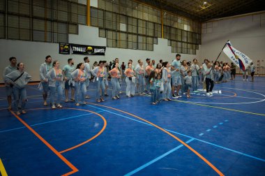 Lisboa, Portekiz. 25 Mayıs 2024. Madragoa ekibi Lizbon, Portekiz 'in Santos semtinde Madragoa sokaklarında yürüyüş yapıyor.