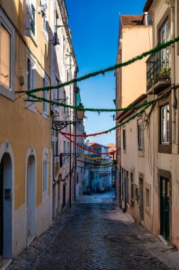 Lisboa, Portekiz. 25 Mayıs 2024. Lizbon, Portekiz 'in Santos semtinde Madragoa caddeleri