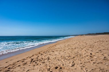 Portekiz, Sesimbra 'daki Moinho de Baixo plajı manzarası.
