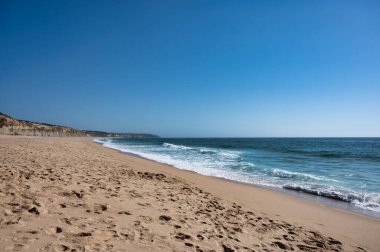 Portekiz, Sesimbra 'daki Moinho de Baixo plajı manzarası.