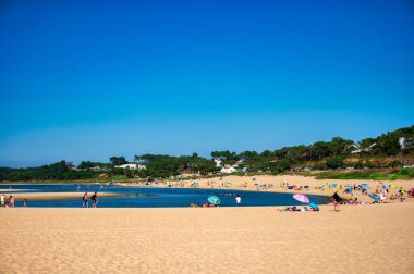 Sesimbra, Portekiz. 04 Haziran 2024. Portekiz, Sesimbra 'daki Lagoa de Albufeira plajı manzarası.