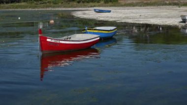  Portekiz, Sesimbra 'daki Lagoa de Albufeira plajı manzarası.