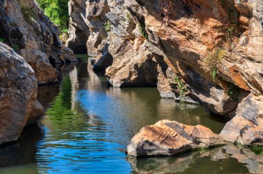 Bereketli yeşillik ve kayalık arazi ile çevrili sakin bir nehir, doğa ve seyahat kavramları için mükemmel, Pego das Pias Alentejo Portekiz 'de güzel bir arazi.