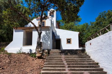 Taşrada terk edilmiş bir ev.