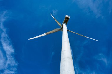 Taşrada terk edilmiş bir ev.