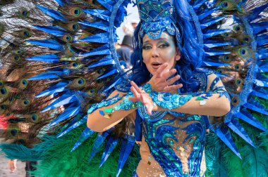 Sesimbra, Portekiz. 02 Mart 2025. Sesimbra Portekiz 'deki susimbra karnaval geçidi. Portekiz 'deki Sesimbra Karnavalı sırasında canlı ve enerjik bir sokak geçidi. Şenlikli atmosfer müzik, neşe ve kutlamalarla doludur.