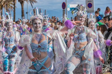 Sesimbra, Portekiz. 02 Mart 2025. Sesimbra Portekiz 'deki susimbra karnaval geçidi. Portekiz 'deki Sesimbra Karnavalı sırasında canlı ve enerjik bir sokak geçidi. Şenlikli atmosfer müzik, neşe ve kutlamalarla doludur.