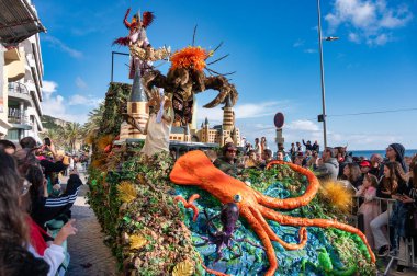 Sesimbra, Portekiz. 02 Mart 2025. Sesimbra Portekiz 'deki susimbra karnaval geçidi. Portekiz 'deki Sesimbra Karnavalı sırasında canlı ve enerjik bir sokak geçidi. Şenlikli atmosfer müzik, neşe ve kutlamalarla doludur.