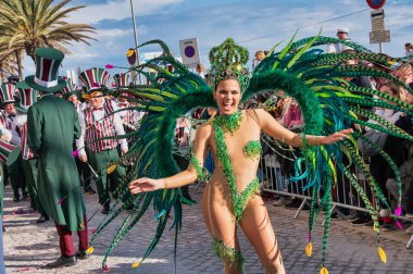 Sesimbra, Portekiz. 02 Mart 2025. Sesimbra Portekiz 'deki susimbra karnaval geçidi. Portekiz 'deki Sesimbra Karnavalı sırasında canlı ve enerjik bir sokak geçidi. Şenlikli atmosfer müzik, neşe ve kutlamalarla doludur.
