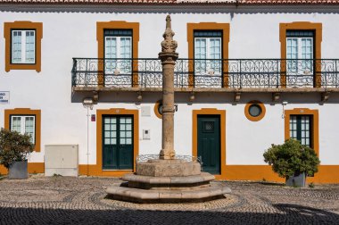 Ericeira, Portekiz 'in merkezindeki tarihi Pelourinho Meydanı' nda geleneksel binalar ve taş bir saray bulunuyor..