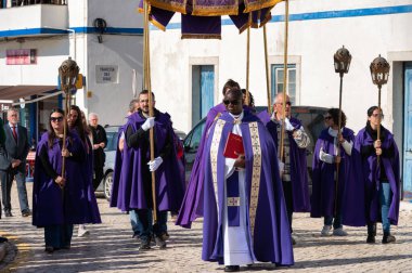 Ericeira, Portekiz. 13 Nisan 2025. Nosso Sinyor İsa dos Passos 'un geleneksel Katolik geçit töreni sırasında cemaat ve ruhban sınıfı yürüyüşü.