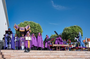 Ericeira, Portekiz. 13 Nisan 2025. Ericeira 'daki geleneksel Kutsal Hafta kutlamalarının bir parçası olarak, bir rahip, Nosso Sinyor İsa dos Passos' un Passos 'un Passos Kilisesi' nde, Igreja de Santa Marta 'nın önünde vaaz veriyor..