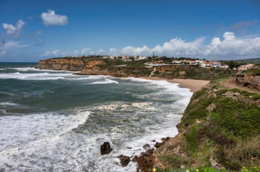 Portekiz, Ericeira 'daki Sao Lourenco plajı, Dünya Sörf Rezervi' nin bir parçası, manzaralı uçurumlar ve güçlü