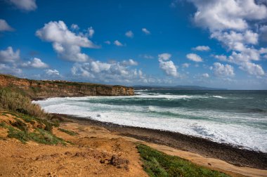 Ericeira, Portekiz 'deki Coxos Körfezi, Dünya Sörf Rezervi' nin bir parçası, dramatik kayalıklar, güçlü dalgalar ve dokunulmamış doğa..