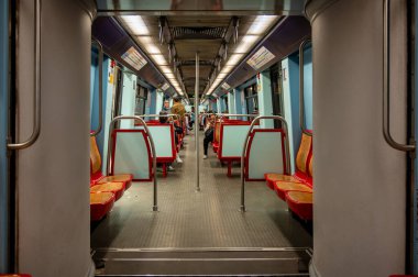 Lizbon, Portekiz. 14 Nisan 2025. Lizbon metro vagonunun içi yolcularla dolu ve metro hatlarının görünür bir haritası var..