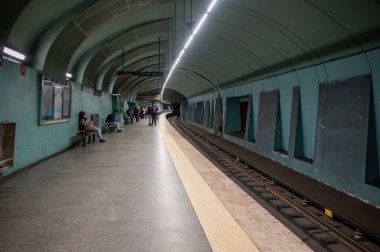 Lizbon, Portekiz. 14 Nisan 2025. Lizbon 'daki Marques de Pombal metro istasyonunun platform görüntüsü, banliyö sakinleri bir sonraki treni bekliyor..