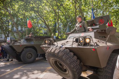 Lizbon, Portekiz. 25 Nisan 2025. Avenida da Liberdade 'deki geçit töreni Portekiz' i demokrasiye götüren 1974 devrimini kutluyor.