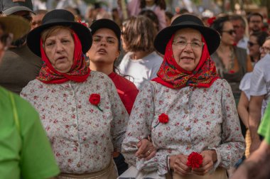 Lizbon, Portekiz. 25 Nisan 2025. Avenida da Liberdade 'deki geçit töreni Portekiz' i demokrasiye götüren 1974 devrimini kutluyor.