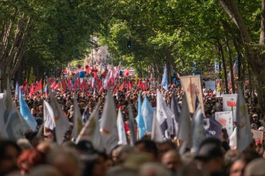 Lizbon, Portekiz. 25 Nisan 2025. Avenida da Liberdade 'deki geçit töreni Portekiz' i demokrasiye götüren 1974 devrimini kutluyor.