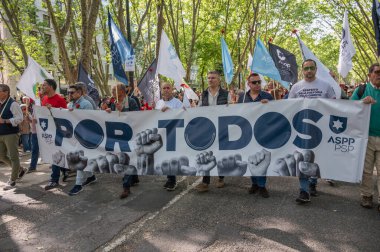 Lizbon, Portekiz. 25 Nisan 2025. Avenida da Liberdade 'deki geçit töreni Portekiz' i demokrasiye götüren 1974 devrimini kutluyor.
