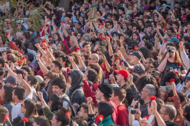 Lizbon, Portekiz. 25 Nisan 2025. Avenida da Liberdade 'deki geçit töreni Portekiz' i demokrasiye götüren 1974 devrimini kutluyor.