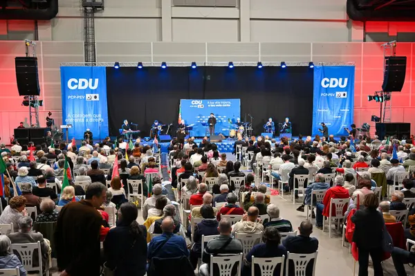 Lizbon, Portekiz. 11 Mayıs 2025. CDU, yaklaşan parlamento seçimleri kapsamında Lizbon 'daki Carlos Lopes Pavyonu' nda bir miting ve kutlama düzenledi..