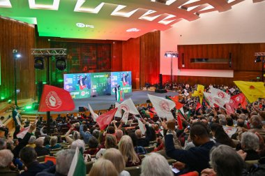 Lizbon, Portekiz. 13/05/2025. 18 Mayıs parlamento seçimleri için düzenlediği kampanya kapsamında, Sosyalist Parti PS 'nin Lizbon' daki Aula Magna 'da düzenlediği kampanya mitinginde. Etkinlikte siyasi öneriler sunmak ve seçmenleri harekete geçirmek için destekçiler ve parti üyeleri bir araya geliyor