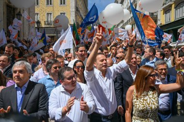 Lizbon, Portekiz. 16 Mayıs 2025. Portekiz Sosyal Demokrat Partisi PSD, 18 Mayıs parlamento seçimleri öncesinde son hamlesi kapsamında Lizbon 'da Chiado' da bir sokak kampanyası düzenledi.. 