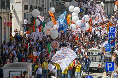 Lizbon, Portekiz. 16 Mayıs 2025. Portekiz Sosyal Demokrat Partisi PSD, 18 Mayıs parlamento seçimleri öncesinde son hamlesi kapsamında Lizbon 'da Chiado' da bir sokak kampanyası düzenledi.. 