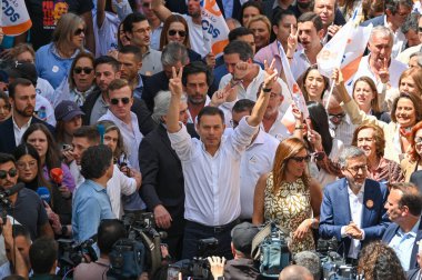 Lizbon, Portekiz. 16 Mayıs 2025. Portekiz Sosyal Demokrat Partisi PSD, 18 Mayıs parlamento seçimleri öncesinde son hamlesi kapsamında Lizbon 'da Chiado' da bir sokak kampanyası düzenledi.. 