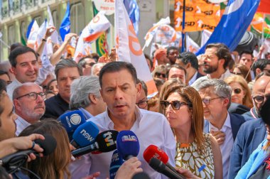 Lizbon, Portekiz. 16 Mayıs 2025. Portekiz Sosyal Demokrat Partisi PSD, 18 Mayıs parlamento seçimleri öncesinde son hamlesi kapsamında Lizbon 'da Chiado' da bir sokak kampanyası düzenledi.. 