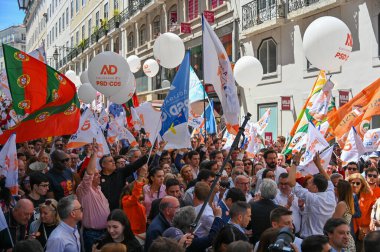 Lizbon, Portekiz. 16 Mayıs 2025. Portekiz Sosyal Demokrat Partisi PSD, 18 Mayıs parlamento seçimleri öncesinde son hamlesi kapsamında Lizbon 'da Chiado' da bir sokak kampanyası düzenledi.. 