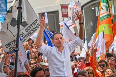 Lizbon, Portekiz. 16 Mayıs 2025. Portekiz Sosyal Demokrat Partisi PSD, 18 Mayıs parlamento seçimleri öncesinde son hamlesi kapsamında Lizbon 'da Chiado' da bir sokak kampanyası düzenledi.. 