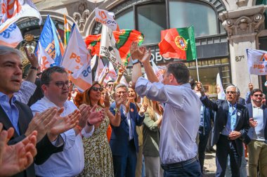 Lizbon, Portekiz. 16 Mayıs 2025. Portekiz Sosyal Demokrat Partisi PSD, 18 Mayıs parlamento seçimleri öncesinde son hamlesi kapsamında Lizbon 'da Chiado' da bir sokak kampanyası düzenledi.. 
