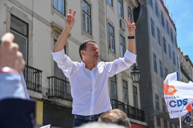 Lizbon, Portekiz. 16 Mayıs 2025. Portekiz Sosyal Demokrat Partisi PSD, 18 Mayıs parlamento seçimleri öncesinde son hamlesi kapsamında Lizbon 'da Chiado' da bir sokak kampanyası düzenledi.. 