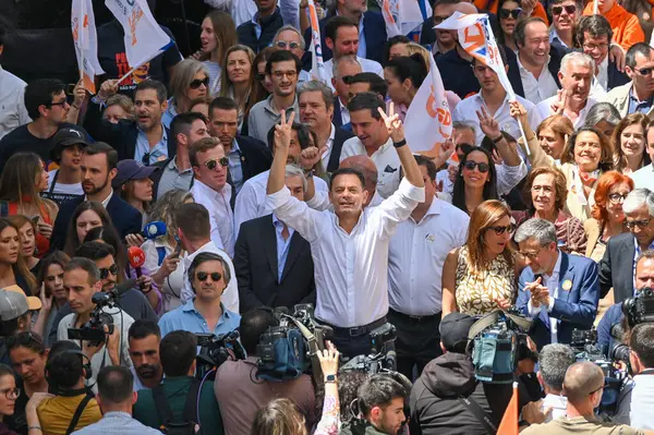 Lizbon, Portekiz. 16 Mayıs 2025. Portekiz Sosyal Demokrat Partisi PSD, 18 Mayıs parlamento seçimleri öncesinde son hamlesi kapsamında Lizbon 'da Chiado' da bir sokak kampanyası düzenledi.. 