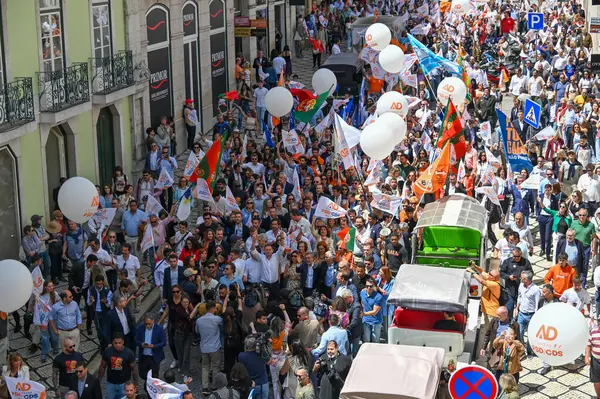 Lizbon, Portekiz. 16 Mayıs 2025. Portekiz Sosyal Demokrat Partisi PSD, 18 Mayıs parlamento seçimleri öncesinde son hamlesi kapsamında Lizbon 'da Chiado' da bir sokak kampanyası düzenledi.. 