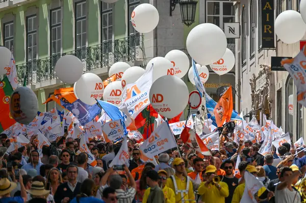 Lizbon, Portekiz. 16 Mayıs 2025. Portekiz Sosyal Demokrat Partisi PSD, 18 Mayıs parlamento seçimleri öncesinde son hamlesi kapsamında Lizbon 'da Chiado' da bir sokak kampanyası düzenledi.. 