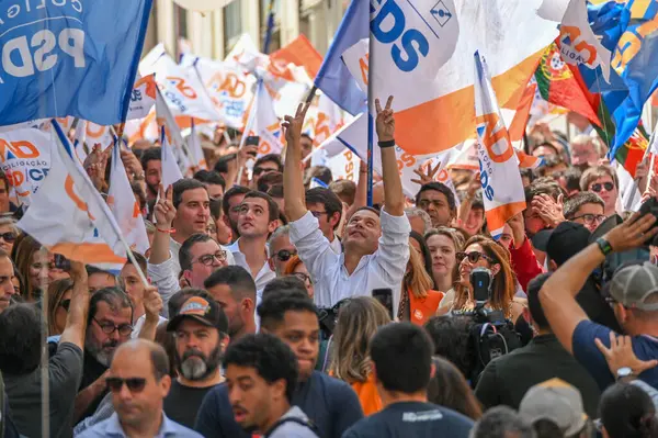 Lizbon, Portekiz. 16 Mayıs 2025. Portekiz Sosyal Demokrat Partisi PSD, 18 Mayıs parlamento seçimleri öncesinde son hamlesi kapsamında Lizbon 'da Chiado' da bir sokak kampanyası düzenledi.. 