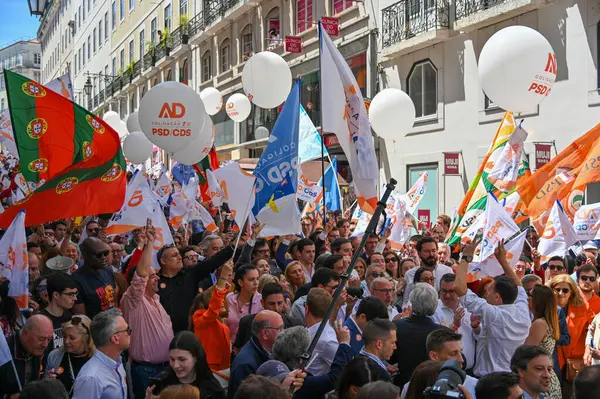 Lizbon, Portekiz. 16 Mayıs 2025. Portekiz Sosyal Demokrat Partisi PSD, 18 Mayıs parlamento seçimleri öncesinde son hamlesi kapsamında Lizbon 'da Chiado' da bir sokak kampanyası düzenledi.. 