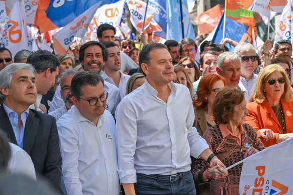 Lizbon, Portekiz. 16 Mayıs 2025. Portekiz Sosyal Demokrat Partisi PSD, 18 Mayıs parlamento seçimleri öncesinde son hamlesi kapsamında Lizbon 'da Chiado' da bir sokak kampanyası düzenledi.. 