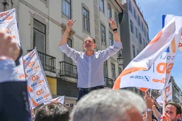 Lizbon, Portekiz. 16 Mayıs 2025. Portekiz Sosyal Demokrat Partisi PSD, 18 Mayıs parlamento seçimleri öncesinde son hamlesi kapsamında Lizbon 'da Chiado' da bir sokak kampanyası düzenledi.. 