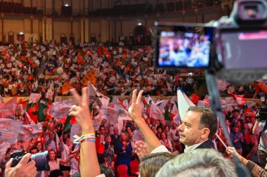 Lizbon, Portekiz. 16 Mayıs 2025. Portekiz Sosyal Demokrat Partisi, PSD, 18 Mayıs parlamento seçimlerinden önceki son gün Lizbon 'daki Campo Pequeno' da kampanya mitingini gerçekleştirdi..