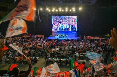 Lizbon, Portekiz. 16 Mayıs 2025. Portekiz Sosyal Demokrat Partisi, PSD, 18 Mayıs parlamento seçimlerinden önceki son gün Lizbon 'daki Campo Pequeno' da kampanya mitingini gerçekleştirdi..