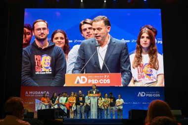Lizbon, Portekiz. 16 Mayıs 2025. Portekiz Sosyal Demokrat Partisi, PSD, 18 Mayıs parlamento seçimlerinden önceki son gün Lizbon 'daki Campo Pequeno' da kampanya mitingini gerçekleştirdi..