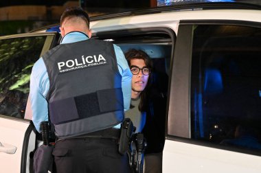 Lizbon, Portekiz. 18 Mayıs 2025. Genç iklim protestocuları otelin önünde polis tarafından gözaltına alındı. Demokratik İttifak, AD, Sosyal Demokrat Parti, PSD ve CDS Halk Partisi koalisyonu, seçim gecesini S destanında düzenledi.