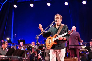 Lizbon, Portekiz. 24 Mayıs 2025. Portekiz Parlamentosu, 25 Nisan Devrimi 'nden bu yana 50 yıl süren resmi kutlamalar kapsamında Lizbon Cumhuriyet Meclisi' nin merdivenlerinde Rui Veloso 'nun özel bir açık hava konserine ev sahipliği yaptı.. 