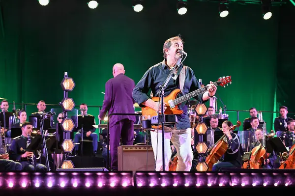 Lizbon, Portekiz. 24 Mayıs 2025. Portekiz Parlamentosu, 25 Nisan Devrimi 'nden bu yana 50 yıl süren resmi kutlamalar kapsamında Lizbon Cumhuriyet Meclisi' nin merdivenlerinde Rui Veloso 'nun özel bir açık hava konserine ev sahipliği yaptı.. 